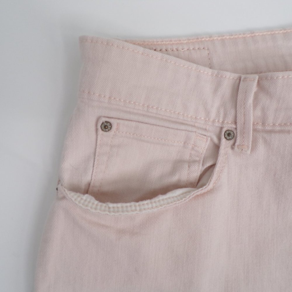 Levi's Signature Women's Soft Pink High Rise Denim Shorts - size W33 - Picture 2 of 9